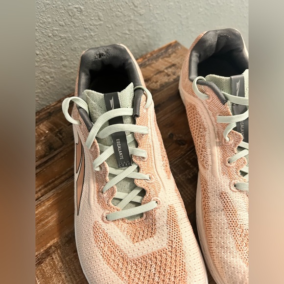 Altra Escalante 4 Womens Size 10Peach/pink Athletic Running Trail Shoes Sneakers - Picture 3 of 8